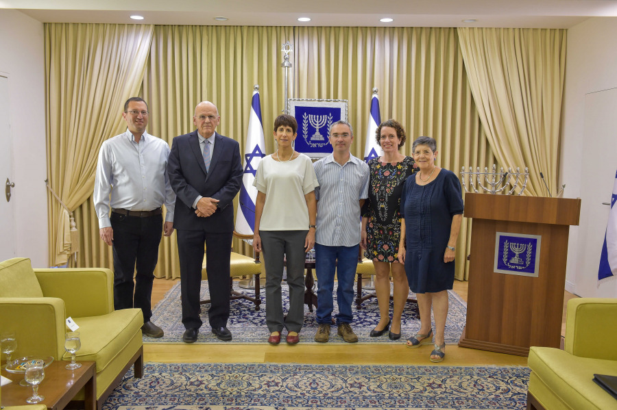  Receiving the Yuval Heyman Memorial Prize from President Rubi Rivlin (2021). Photo credit: Naveh Ben-Shmuel 